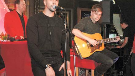Umschwärmt. Popsänger Andreas Bourani mit Kollege Julius Harfog.