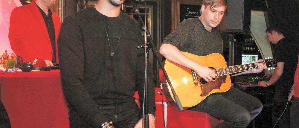 Umschwärmt. Popsänger Andreas Bourani mit Kollege Julius Harfog.