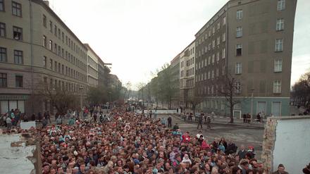 Durchbruch der Berliner Mauer an der Bernauer Straße am 12. November 1989.
