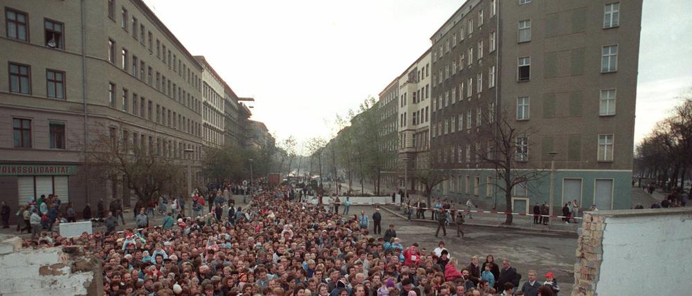 Durchbruch der Berliner Mauer an der Bernauer Straße am 12. November 1989.