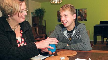 Würfelspiele zur Abwechslung. Der 13-jährige Konrad mit seiner Mutter Ulrike Barth-Musil. Noch sind die Nachmittage zu Hause für den geistig behinderten Jugendlichen die Ausnahme, weil er einen Hort besucht. Doch bald ist Konrad zu alt dafür.