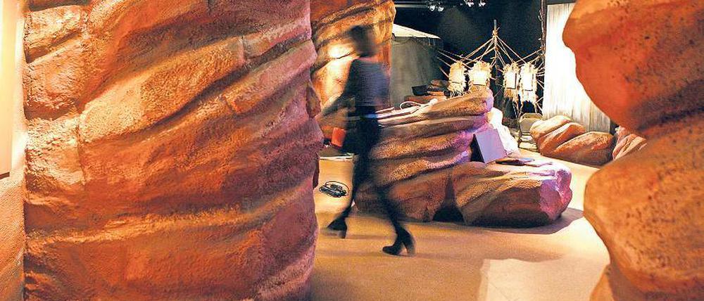 Steinige Wüste. Die Dekorationsbauten für die neue Familienausstellung „Die Abenteuer des jungen Marco Polo“ sind in den Werkstätten von Studio Babelsberg entstanden. Derzeit läuft der Aufbau. Das Filmmuseum eröffnet nach anderthalbjähriger Brandschutzsanierung am 25. Oktober und ist dann erstmals auch barrierefrei zugänglich.