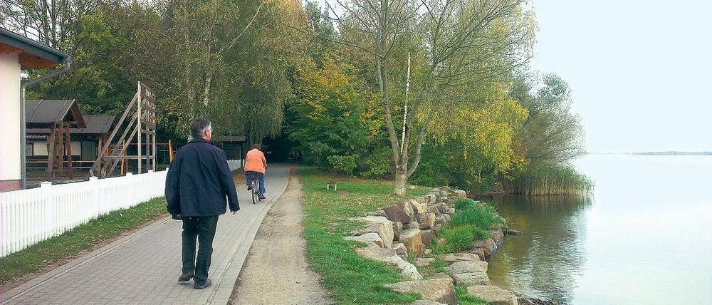 Neue Heimat? Das Schullandheim (links die Bungalows für Flüchtlinge) liegt direkt am Senftenberger See.