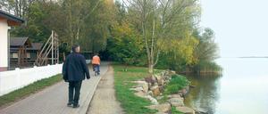 Neue Heimat? Das Schullandheim (links die Bungalows für Flüchtlinge) liegt direkt am Senftenberger See.