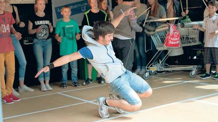 Kubat K. beim Breakdance. Bei der Performance im Juni waren 200 Zuschauer dabei, zur Filmaufführung am Freitag haben sich schon mehr als 150 Gäste angekündigt.
