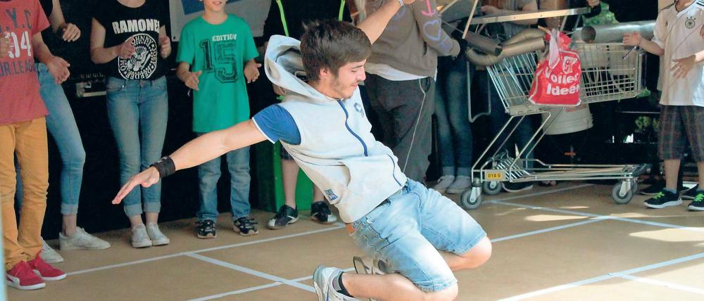 Kubat K. beim Breakdance. Bei der Performance im Juni waren 200 Zuschauer dabei, zur Filmaufführung am Freitag haben sich schon mehr als 150 Gäste angekündigt.
