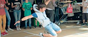 Kubat K. beim Breakdance. Bei der Performance im Juni waren 200 Zuschauer dabei, zur Filmaufführung am Freitag haben sich schon mehr als 150 Gäste angekündigt.