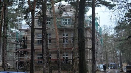 Letztes Jahr brannte der Dachstuhl, nun ist die Villa fast fertig.