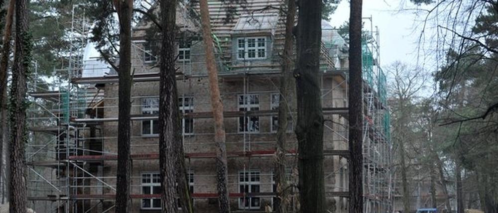 Letztes Jahr brannte der Dachstuhl, nun ist die Villa fast fertig.