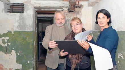 Arbeitstreffen. Eine Liste mit 469 Namen sowjetischer Häftlinge übergab Gedenkstättenleiterin Ines Reich (r.) an Memorial-Chefin Elena Zhemkova (M.) und den Historiker Nikita Petrov (l.). Memorial will helfen, die Schicksale der Häftlinge zu erforschen.