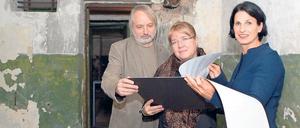 Arbeitstreffen. Eine Liste mit 469 Namen sowjetischer Häftlinge übergab Gedenkstättenleiterin Ines Reich (r.) an Memorial-Chefin Elena Zhemkova (M.) und den Historiker Nikita Petrov (l.). Memorial will helfen, die Schicksale der Häftlinge zu erforschen.