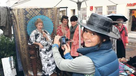 Verkleiden macht Spaß. Bei der Straßenaktion fotografiert Heike Isenmann.