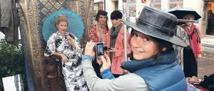 Verkleiden macht Spaß. Bei der Straßenaktion fotografiert Heike Isenmann.