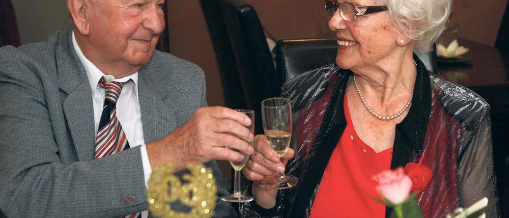 Lebenslustig. Elfriede und Heinz Schöneberg feiern Diamantene Hochzeit