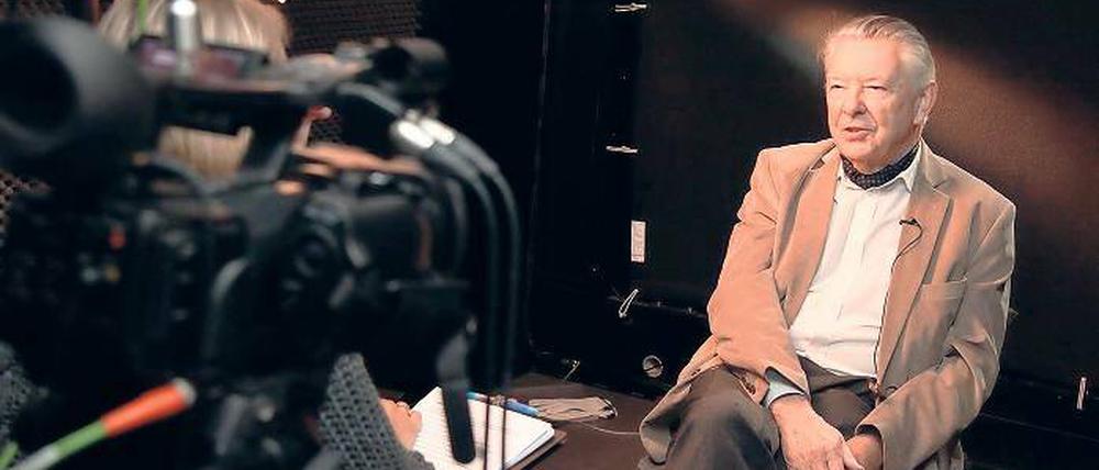 Erinnerungen bewahren. Wilfried Seiring erzählte am Sonntag seine Geschichte im „Jahrhundertbus“ an der Villa Schöningen. Der Fall der Mauer ist für den heute 79-Jährigen der schönste Tag in seinem Leben.