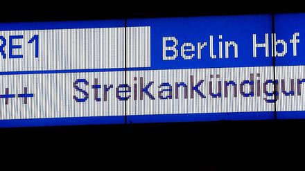 Ein Display am Potsdamer Hauptbahnhof warnt vor dem bevorstehenden Streik.