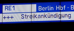 Ein Display am Potsdamer Hauptbahnhof warnt vor dem bevorstehenden Streik.