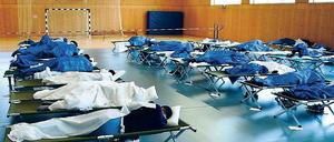 Notlage. Häufig werden Flüchtlinge provisorisch in Turnhallen, wie hier im bayrischen Rosenheim, untergebracht. Das wollte Potsdam eigentlich vermeiden. Doch die Quartiere für die Unterbringung reichen wohl doch nicht aus – zumindest nicht rechtzeitig.