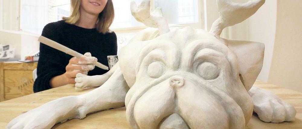 Frau mit Hund. Die Künstlerin Clara Walter mit ihrem Waldmops.