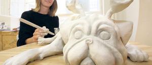 Frau mit Hund. Die Künstlerin Clara Walter mit ihrem Waldmops.