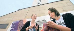 Neue Masche. Studentinnen der Fachhochschule verkleideten gestern das Geländer am Hotel Mercure. Das Mitmachprojekt ist eine Hausarbeit – und soll Potsdam bunter machen.