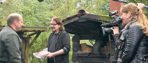 Filetübergabe, die erste. Uwe Große- Wortmann (M.) hat bei Volker Paulus (l.) von der Märkischen Wildschweinbäckerei Fleisch bestellt. Immer dabei: das Kamerateam.
