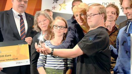 Silber kommt zu Bronze. Der Kinder- und Jugendcircus Montelino wurde gestern von Sportministerin Martina Münch (SPD, 3.v.l.) mit dem Silbernen Stern des Sports ausgezeichnet. Emma (2.v.l.) und Florian (4.v.l.) hatten zuvor einige artistische Kunststücke gezeigt. Rechts der Vereinsvorsitzende Bileam Tröger.