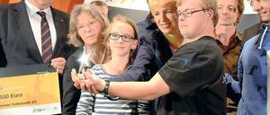 Silber kommt zu Bronze. Der Kinder- und Jugendcircus Montelino wurde gestern von Sportministerin Martina Münch (SPD, 3.v.l.) mit dem Silbernen Stern des Sports ausgezeichnet. Emma (2.v.l.) und Florian (4.v.l.) hatten zuvor einige artistische Kunststücke gezeigt. Rechts der Vereinsvorsitzende Bileam Tröger.