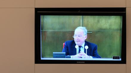 Auf einem Bildschirm außerhalb des Plenarsaales des Landtages in Potsdam (Brandenburg) ist die Rede des brandenburgischen Vorsitzenden der Alternative für Deutschland (AfD), Alexander Gauland zu sehen.