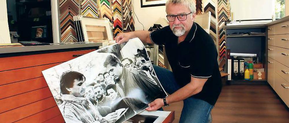 Zur Wendezeit dabei. Bernd Blumrich mit einem Foto von Detlef Kaminski vom Neuen Forum mit SED-Bezirkschef Heinz Vietze.