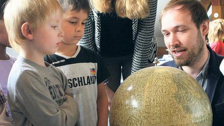 Über den Wolken. Planetariumsleiter Benjamin Husheer erklärt das Weltall.