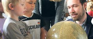 Über den Wolken. Planetariumsleiter Benjamin Husheer erklärt das Weltall.