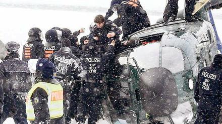 Crash. Retter bergen die Passagiere und den getöteten Piloten aus dem Wrack.