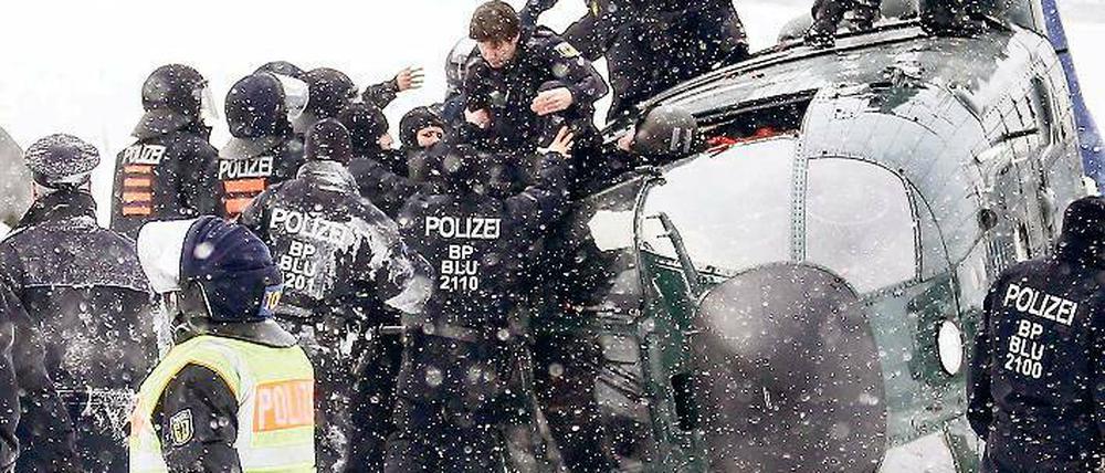 Crash. Retter bergen die Passagiere und den getöteten Piloten aus dem Wrack.