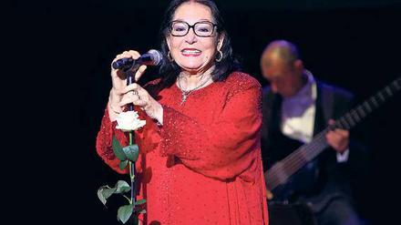 Echt mit Brille. Nana Mouskouri im Berliner Admiralspalast.