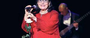 Echt mit Brille. Nana Mouskouri im Berliner Admiralspalast.
