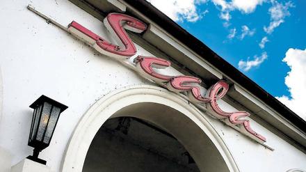 Fällt der Vorhang jetzt für immer? Das 1940 erbaute Haus steht mittlerweile schon zum Verkauf. Während der Kinobetreiber Knut Steenwerth es an Investoren verkaufen will, die das Haus für die Erlebnisgastronomie nutzen wollen, kämpft der Förderverein des Kinos weiterhin um den Erhalt.