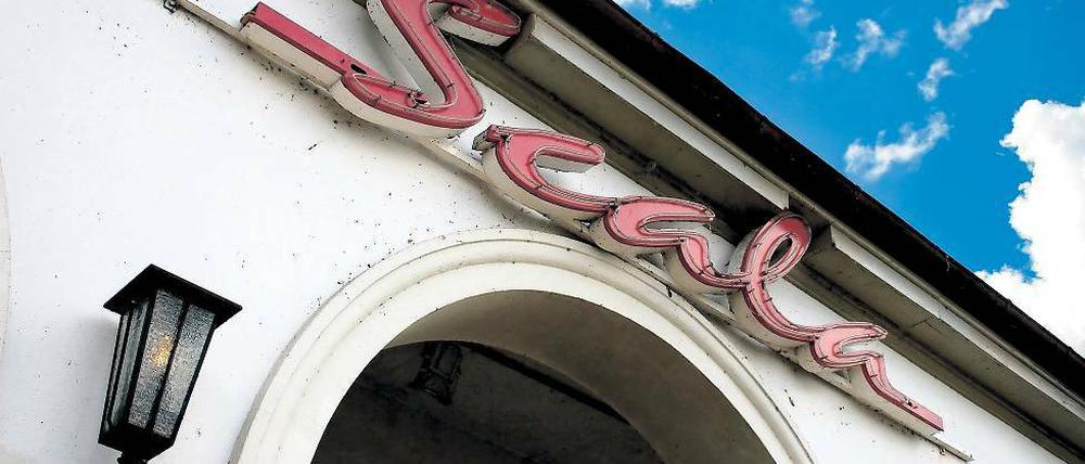 Fällt der Vorhang jetzt für immer? Das 1940 erbaute Haus steht mittlerweile schon zum Verkauf. Während der Kinobetreiber Knut Steenwerth es an Investoren verkaufen will, die das Haus für die Erlebnisgastronomie nutzen wollen, kämpft der Förderverein des Kinos weiterhin um den Erhalt.