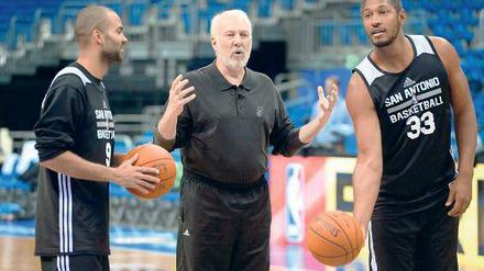 Bonjour, Monsieur Popovich. Der Spurs-Trainer setzt in seiner Mannschaft konsequent auf ausländische Spieler, wie die Franzosen Tony Parker (l.) und Boris Diaw (r.).
