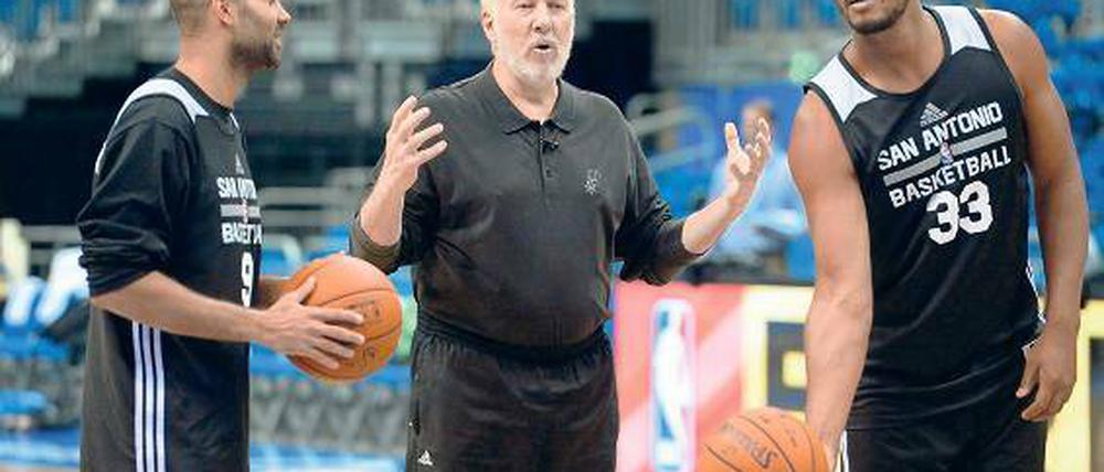 Bonjour, Monsieur Popovich. Der Spurs-Trainer setzt in seiner Mannschaft konsequent auf ausländische Spieler, wie die Franzosen Tony Parker (l.) und Boris Diaw (r.).