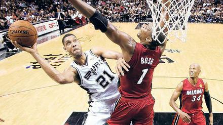 Der stille Meister. Tim Duncan (links, hier im ersten Finalspiel gegen die Miami Heat) ist einer der Stars der San Antonio Spurs, die am Mittwoch in Berlin ein Testspiel gegen Alba Berlin bestreiten.