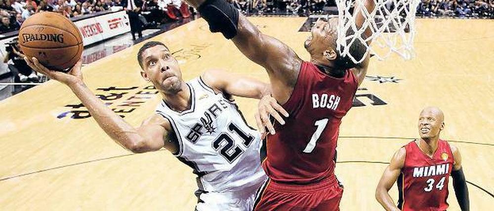 Der stille Meister. Tim Duncan (links, hier im ersten Finalspiel gegen die Miami Heat) ist einer der Stars der San Antonio Spurs, die am Mittwoch in Berlin ein Testspiel gegen Alba Berlin bestreiten.