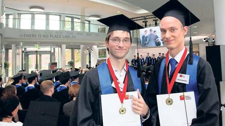 Traumnote. Mit 1.0 schlossen F. Schlegel (l.) und J. Reschke das Studium ab.