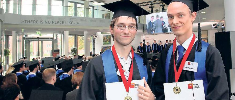 Traumnote. Mit 1.0 schlossen F. Schlegel (l.) und J. Reschke das Studium ab.