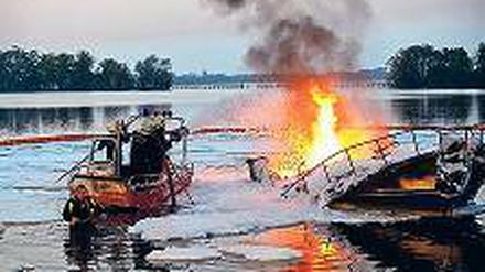 Löscharbeiten. Auf dem Sacrow-Paretzer-Kanal brannte ein Boot.