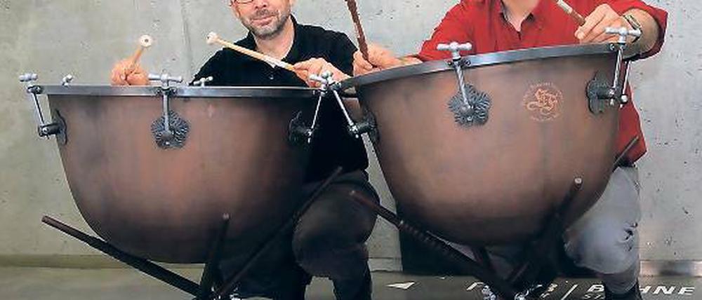 Spender und Spieler. Wolfgang Mairhofer (l.), Stiftungsgründer, und Friedemann Werzlau, Schlagzeuger der Kammerakademie Potsdam, vor den beiden Barockpauken.