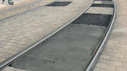 Flickenteppich. Die Tramtrasse wurde schon mehrfach ausgebessert.