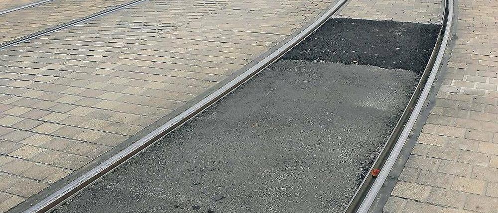 Flickenteppich. Die Tramtrasse wurde schon mehrfach ausgebessert.