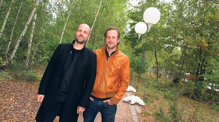 Kreative Brüder. Christopher (l.) und Marc Bauder wollen mit ihrem Projekt „Lichtgrenze“ die Mauer entschweben lassen. Fürs Foto haben sie zwei der 8000 Ballonstelen aufgebaut, die am Abend des 9. November heliumgefüllt abheben und leuchten sollen.