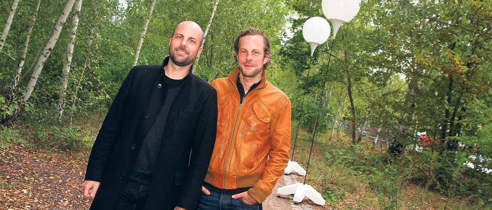 Kreative Brüder. Christopher (l.) und Marc Bauder wollen mit ihrem Projekt „Lichtgrenze“ die Mauer entschweben lassen. Fürs Foto haben sie zwei der 8000 Ballonstelen aufgebaut, die am Abend des 9. November heliumgefüllt abheben und leuchten sollen.